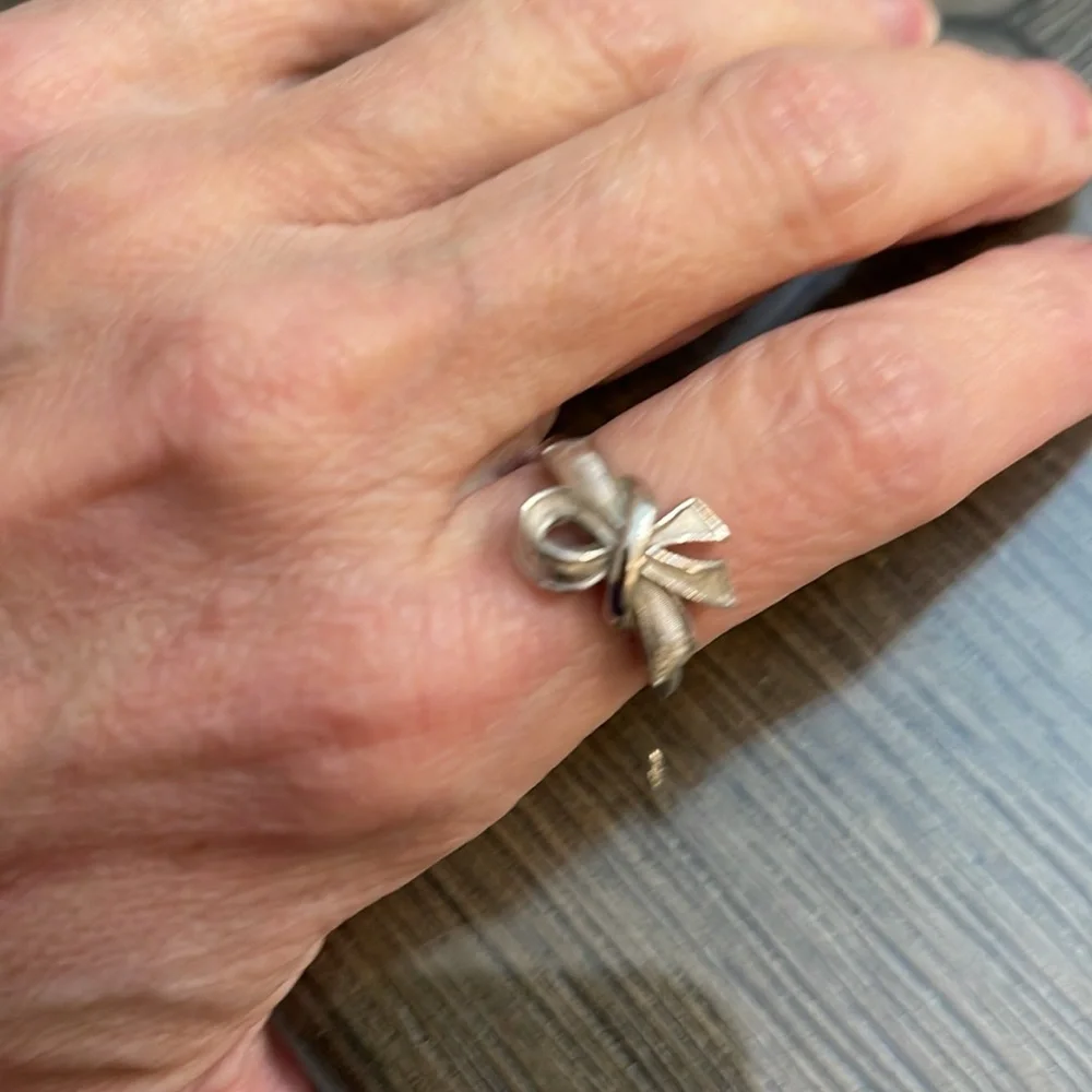 Vintage Avon 1975 Beau Knot Ring Size Medium Silver Tone Bow Ribbon Size 9.5